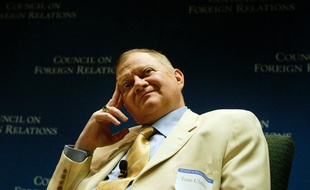 L'auteur Tom Clancy, photographié en 2004.