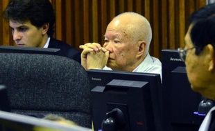 Photo fournie par la justice cambodgienne de Khieu Samphan ancien responsable des khmers rouges, le 8 janvier 2015 dans le box des accusés à Phnom Penh, lors de son procès