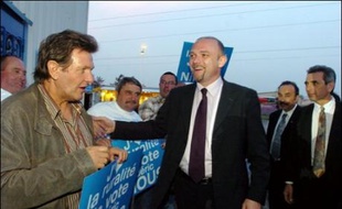 Frédéric Nihous, candidat CPNT à l'élection présidentielle, a déclaré mardi avant un meeting à Indre, près de Nantes, s'être fixé comme objectif principal au premier tour de "faire le plus gros score possible" et de "battre les Verts".