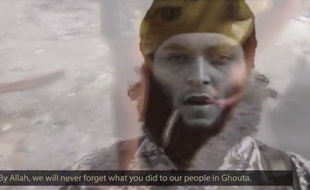 Capture d'écran d'une vidéo de propagande montrant le djihadiste identifié comme étant Mickaël Dos Santos à 6'50''