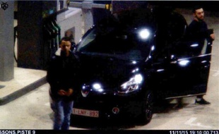 Capture d'écran sur une vidéo de controle de Salah Abdeslam et Mohammed Abrini, auteurs présumés des attentats de Paris, sortant d'un véhicule à une station service le 11 novembre 2015 à Ressons au nord de Paris