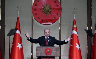 Le président turc Recep Tayyip Erdogan prononce un discours à l'occasion du deuxième anniversaire du putsch manqué, le 15 juillet 2018 à Ankara.