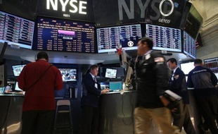 La Bourse de New York a terminé en hausse jeudi, à l'issue d'une séance indécise, l'optimisme l'emportant chez les courtiers en dépit d'un chiffre immobilier en demi-teinte et de résultats d'entreprises préoccupants: le Dow Jones a gagné 0,20% et le Nasdaq 0,15%.