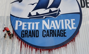 Action de Greenpeace contre la conserverie de Petit Navire à Douarnenez (Finistère), le 23 mai 2016.