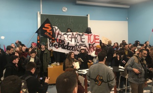 Des étudiants ont empêché la conférence de François Hollande