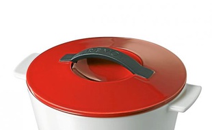 43211. Roulette à pizza, finition soft touch, Spicy. Prix non fixé pour le moment .www.legnoart.it.2. Cocotte-minute Revol, autour de 90 €, www.revol-porcelaine.fr.3. Set de 6 tasses à café San et porcelaine, collection Gocce, Guzzini, 50 €. www.fratelliguzzini.com.4. Vase fluo orange en porcelaine, 85 €. www.lateteaucube.com.