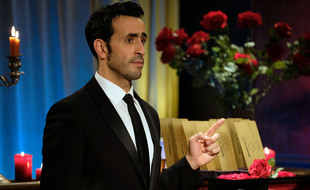 Jonathan Cohen campe Marc dans la parodie de téléréalité « La Flamme ».