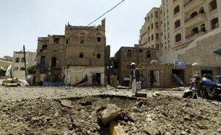 Un homme au milieu des ruines après un bombardement le 20 avril 2015 à Attan, une colline surplombant le sud de Sanaa