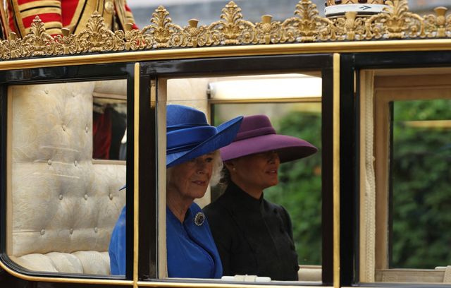Melania Trump, le visage largement caché par un grand chapeau prune qu’elle n’a pas quitté de la journée, même en intérieur, partageait un autre carrosse avec la reine Camilla. Le prince William, héritier du trône, et sa femme Catherine suivaient dans un troisième attelage.