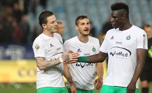 Jérémy Clément et Moustapha Bayal Sall félicitent Nolan Roux suite à son but décisif samedi à Bastia (0-1). YANNICK GRAZIANI