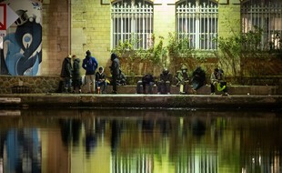 Des consommateurs de crack sur la place Stalingrad, dans le 19e arrondissement de Paris