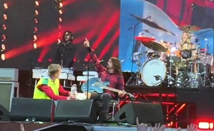 Dave Grohl, est tombé de la scène vendredi.