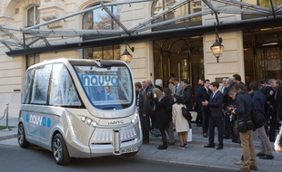 Navya présente son véhicule électrique sans chauffeur à Paris, le 30 septembre 2015.