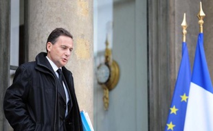Plusieurs associations anti-racistes ont dénoncé lundi le rattachement du portefeuille de l'Immigration au ministère de l'Intérieur de Brice Hortefeux, jugeant que la disparition du libellé "identité nationale" est un trompe-l'oeil.