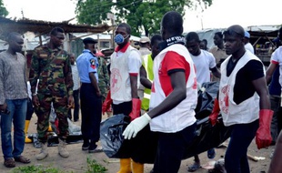Des personnels de la Croix-Rouge nigériane transportent le corps d'une victime tuée dans une explosion à Maiduguri, le 31 juillet 2015