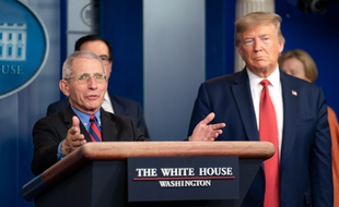 Le Dr Anthony Fauci aux côtés de Donald Trump lors d'un briefing sur le coronavirus le 25 mars 2020.