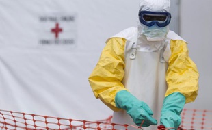 Personnel de santé se protégeant d'Ebola, le 20 novembre 2014, en Guinée