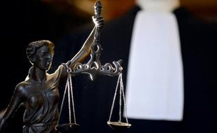 Une allégorie de la Justice dans un magasin à Paris, le 4 décembre 2013