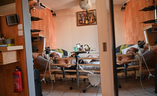 Alain Cocq souffre d'une maladie orpheline et décidé d'arrêter de s'alimenter et de s'hydrater à partir de vendredi et de filmer son agonie. Les associations de patients et soignants attendent depuis des mois un nouveau pour les soins palliatifs.