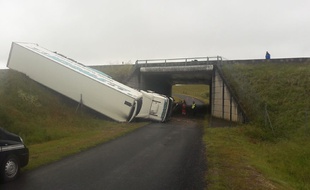 Un poids lourd a fait une chute depuis l'autoroute A20 à Cuzance dans le Lot, le 6 juin 2018.
