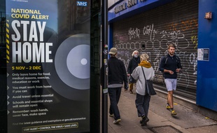 Un panneau informant des restrictions, à Londres le 2 novembre 2020.