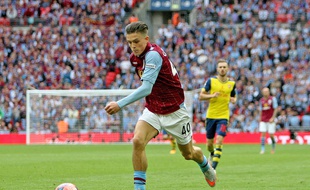 Jack Grealish a été élu meilleur jeune de la saison 2014-2015 par les supporters d'Aston Villa.
