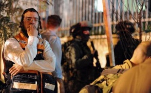 Outre les huit morts israéliens, l'auteur de l'attaque, un habitant de Jérusalem-est, a été tué rapidement après l'attentat, qui s'est produit peu après 20h30 locales (18H30 GMT) dans le quartier de Kyriat Moshé.