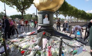 Des badauds, des touristes, quelques admirateurs et de nombreux journalistes: ils étaient quelques dizaines, vendredi matin près du pont de l'Alma à Paris, à s'être rassemblés à l'occasion du dixième anniversaire de la mort de la princesse Diana.
