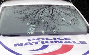 Une voiture de police criblée de balles lors de l'attaque de l'hebdomadaire Charlie Hebdo, le 7 janvier 2015 à Paris