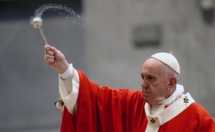 Le pape François au Vatican, le 5 avril 2020.