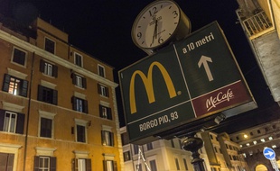 Malgré l'opposition de plusieurs cardinaux, qui en avaient appelé au pape François, le géant américain de la restauration rapide s'est installé en janvier 2017 près de la place Saint-Pierre de Rome.