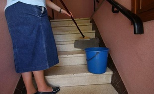 Depuis 25 ans, les femmes font moins les courses et le ménage, mais consacrent toujours plus de temps aux tâches domestiques que les hommes, qui ne mettent pas davantage la main à la pâte.