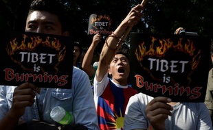 Un Tibétain s'est immolé pour protester contre la domination chinoise sur la région autonome chinoise du Tibet, première immolation de cette année et portant leur nombre à 96 depuis 2009, ont indiqué dimanche une organisation de défense des droits de l'Homme et Radio Free Asia.