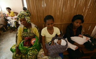 Des femmes attendent de faire vacciner leurs bébés contre le BCG à la maternité de Noki II à Mbanza-Ngungu, en RDC, le 10 septembre 2015