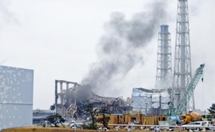 De nouveaux panaches de fumée se sont échappés hier des réacteurs de la centrale nucléaire de Fukushima.