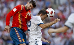 Artyom Dzyuba au duel avec Gérard Pique
