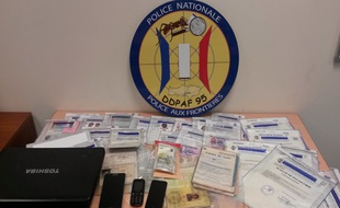 Des faux documents, un ordinateur et des clés USB ont été saisis au cours des perquisitions dans une boutique africaine du 18e à Paris.