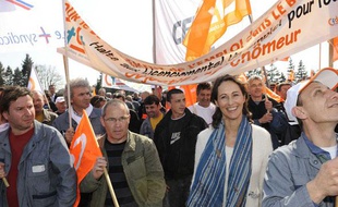 Ségolène Royal marche avec les salariés de Heuliez, le 23 mars à Cerizay.
