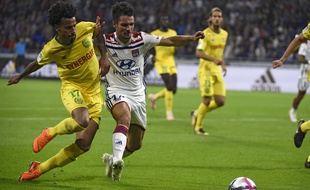 Le milieu brésilien Lucas Evangelista se heurte ici à l'ancien capitaine nantais Léo Dubois.
