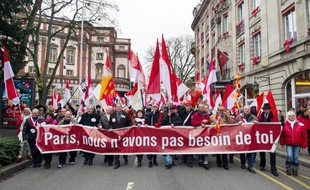 Des manifestants marchent, le 7 décembre dans les rues de Mulhouse, pour protester contre la fusion de l'Alsace avec la Lorraine et la Champagne-Ardenne, qui revient lundi devant l'Assemblée nationale