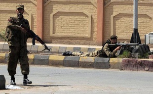 Des soldats pakistanais prennent position devant le consulat américain à Peshawar (Pakistan) après une série d'attaques, le 5 avril 2010.
