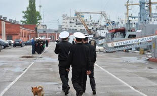 Des marins ukrainiens passent devant leur navire de guerre dans le port d'Odessa, le 3 mai 2015