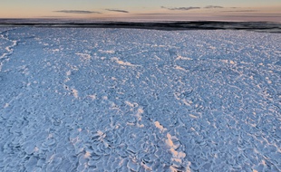 Un drone piloté par une équipe de scientifiques australiens a filmé en avril 2017 sur la mer de Ross, en Antarctique, d’incroyables images montrant une zone recouverte de glace en « peau de dragon ».