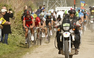 Les pavés de Paris-Roubaix, ennemis des coureurs du Tour de France.