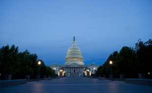 Etats-Unis: le Congrès adopte un compromis budgétaire relevant le plafond de la dette jusqu'en 2017, écartant tout risque de défaut de paiement