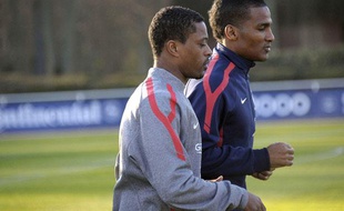 Patrice Evra en discute avec Florent Malouda, le 21 mars 2011, à Clairefontaine.