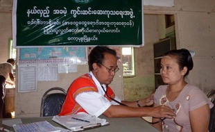 Il n'est certes pas acclamé par des foules en liesse, comme son adversaire à chacune de ses sorties. Mais le candidat qui affrontera l'opposante birmane Aung San Suu Kyi aux législatives partielles du 1er avril se refuse à parler de bataille perdue.