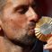 Heureux comme un gamin, Djokovic fête sa victoire au village olympique