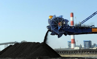 Une mine de charbon du groupe indien Adani, à Mundra, au nord-ouest de l'Inde, photographiée en février 2011
