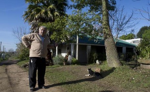 Le président uruguayen Jose Mujica parle à des journalistes devant sa maison dans les environs de Montevideo, le 9 juillet 2014